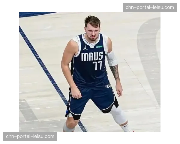 瞬间：东契奇识破对手边线球战术，完成抢断并长传助攻欧文扣篮。