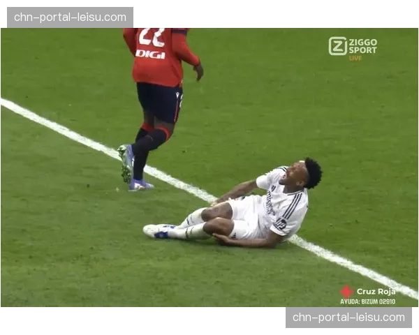 终场哨响，错失空门的柏林赫塔前锋沮丧跪地